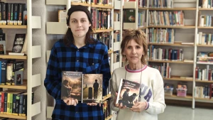 Schmölln: Nachwuchsautorin Chiara Kühn schenkt ihre Bücher der Stadt- und Kreisbibliothek