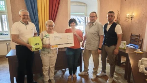 Zwei neue Defibrillatoren für Schmöllner Sporthallen