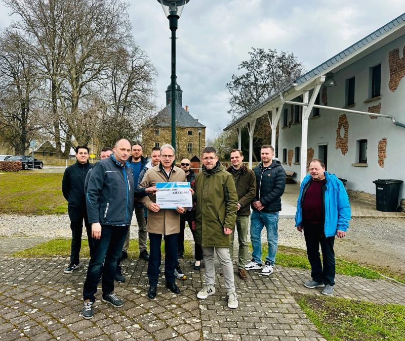 Innenminister Georg Maier übergibt Eingliederungsprämie in Dobitschen | Scheckübergabe: Erste Reihe v.l.n.r.: Ortsteilbürgermeister Björn Steinicke, Thüringens Innenminister Georg Maier, Schmöllns Bürgermeister Sven Schrade. Im Hintergrund: Kollegen aus Stadtverwaltung, Stadtrat und Ortsteilrat