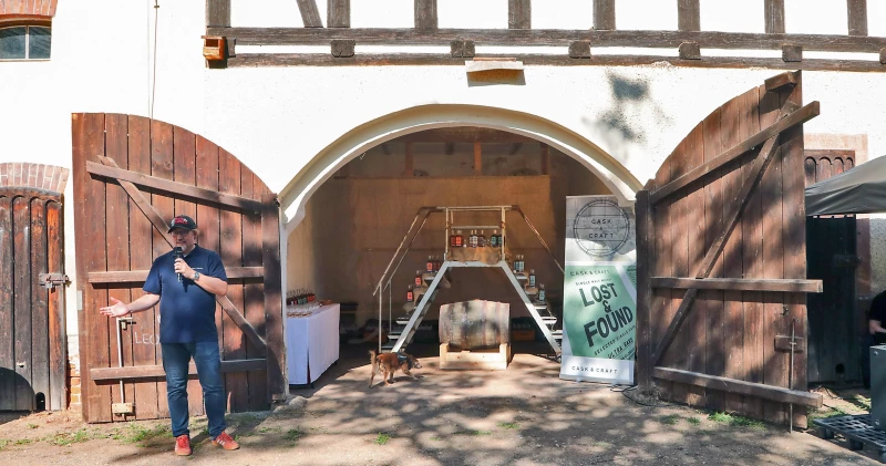 Lost and Found Whisky feiert Premiere – Ein Schatz aus 22 bis 26 Jahren Reifezeit | Premierenfest in Kraschwitz: Freunde, Familie und Whisky-Experten stoßen 
auf die erste Lost-and-Found-Abfüllung an.