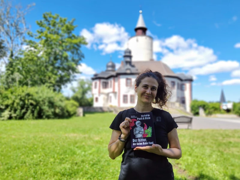 Burg Posterstein legt Kinderbuch „Ein Fall für Posti und Stein“ neu auf | Autorin Marlene Hofmann mit der neuen Ausgabe von „Ein Fall für Posti und Stein“