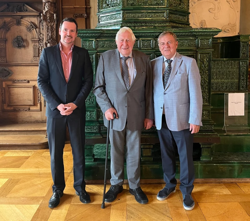 „Demokratie heute?“ – Vortrag des ehemaligen Ministerpräsidenten Prof. Dr. Bernhard Vogel im Residenzschloss Altenburg | V. l. n. r.: Frank Tanzmann, Vorsitzender des Altenburger Schlossvereins; Prof. Dr. Bernhard Vogel, ehemaliger Ministerpräsident des Freistaates Thüringen; Christian Gumprecht, ehemaliger Landrat des Landkreises Altenburger Land und Landtagsabgeordneter, Vorstandsmitglied des Altenburger Schlossvereins,