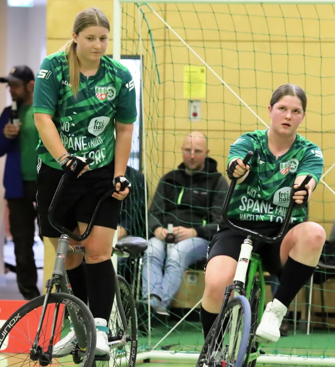 VorschauBild - Frauen-Radballduo Leonie Reinicke/Isabell Kaiser (SG Langenleuba-Niederhain/Fraureuth) wird Deutscher Vizemeister