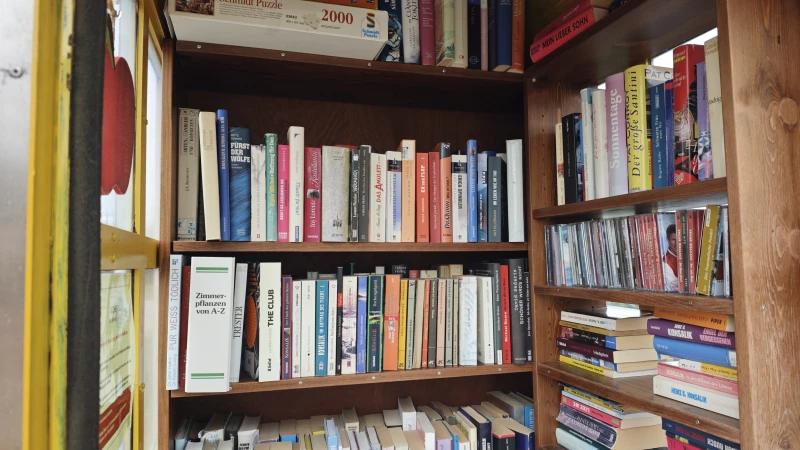 Öffentlicher Büchertausch in Lumpzig: Bücherzelle lädt zum Stöbern ein | 