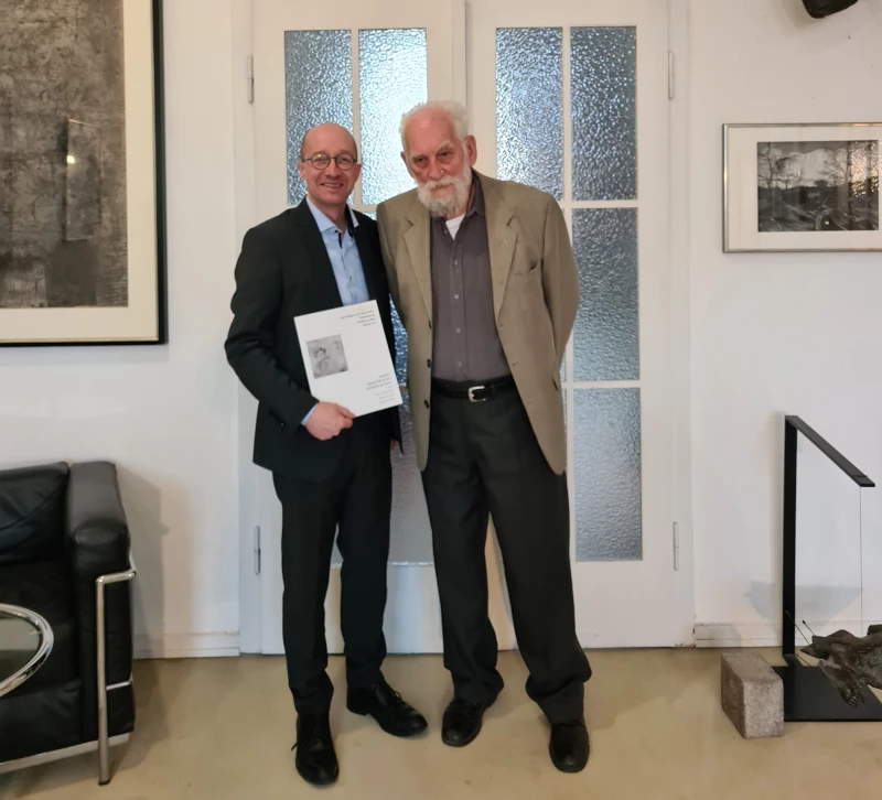 Lindenau-Museum Altenburg erhält großzügige Schenkung aus Frankfurt am Main | Dr. Wolfgang Rothe (r.) und Museumsdirektor Dr. Roland Krischke 2023 in der Frankfurter Wohnung,