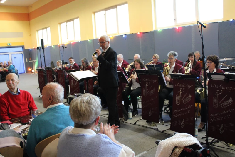 Das „Schlachtfest mit Musik“ in Nobitz wird immer beliebter | Orchesterchef Maik Gräfe brillierte singend auch mit Liedern von Roland Kaiser.
