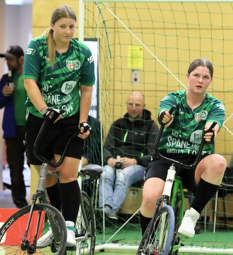 Frauen-Radballduo Leonie Reinicke/Isabell Kaiser (SG Langenleuba-Niederhain/Fraureuth) wird Deutscher Vizemeister | Isabell Kaiser (links) und Leonie Reinicke (SG Langenleuba-Niederhain/Edelweiß Fraureuth) wurden Deutsche Radballvizemeister der Frauen