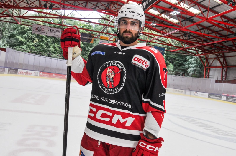 Eine Hommage an die gesamte Bande: Unser Warmup-Trikot 2025/26 | Warmup-Trikot 2025/26 - Denis Shevyrin