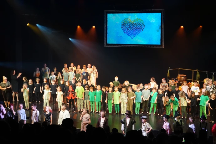 VorschauBild - „Die kleine Hexe“: Grundschulensemble verzaubert Publikum in Altenburg