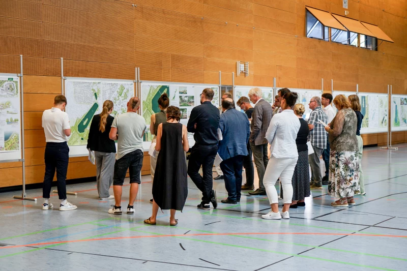 Jury kürt Gewinner des Ideenwettbewerbs zur Landesgartenschau | Die Jury nahm die Wettbewerbsbeiträge im Goldenen Pflug in Augenschein.