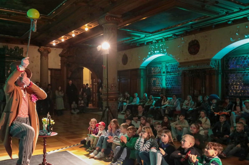 1700 Kinder und Erwachsene besuchen Altenburger Museen zu später Stunde | Gaukler „Djanko Lemon“ im Bachsaal des Residenzschlosses Altenburg