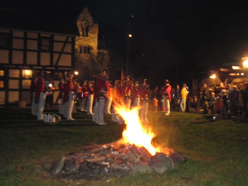 Sankt Martinsfeier in Nöbdenitz mit Lampionumzug und Martinsfeuer | 