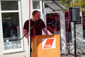 „Erst unsere Jobs, dann euere Profite“ – Rund 100 Menschen setzen am 1. Mai in Altenburg ein Zeichen für Solidarität und soziale Gerechtigkeit