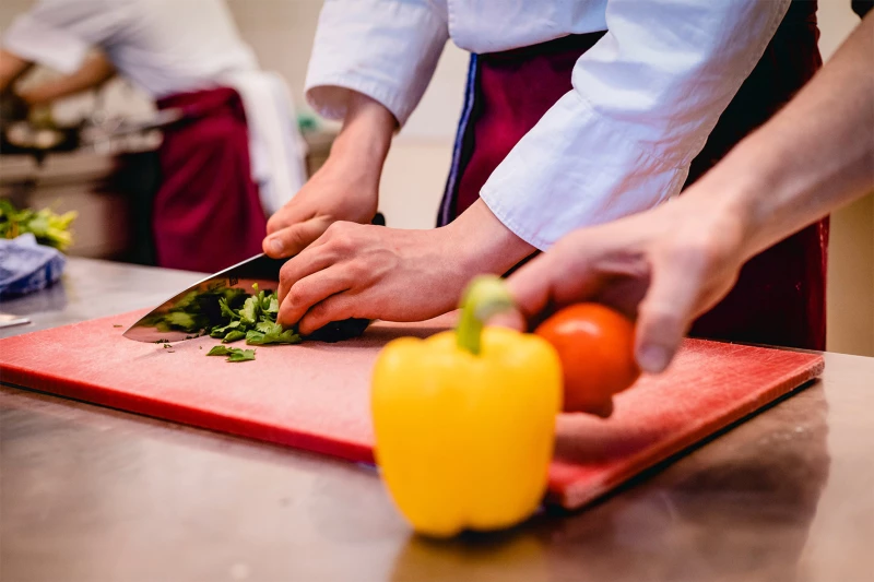 „Küchen-Alarm“ im Kreis Altenburger Land Gastro-Profis händeringend gesucht | Läuft im Turbogang: Gemüseschneiden – bei
Küchen-Profis sitzt jeder Handgriff. Es gibt nur zu
wenige, die den Küchen-Job machen wollen, sagt
die Gastro-Gewerkschaft NGG.
