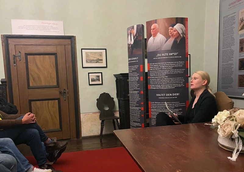 Ausstellung auf Burg Posterstein endet mit LeseZEIT aus Gerichtsakten | Franziska Huberty bei einer ihrer beliebten LeseZEITen auf Burg Posterstein.