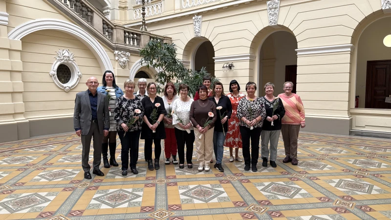 Landrat ehrt anlässlich des Frauentages verdienstvolle Bürgerinnen | Landrat Uwe Melzer und Gleichstellungsbeauftragte Carina Michalsky (4.v.r.)
ehren engagierte Frauen.