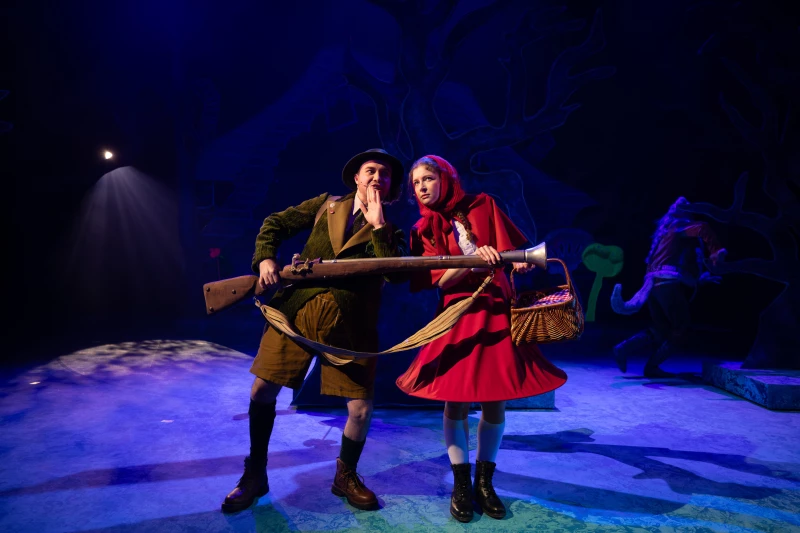 Bühne frei fürs Wochenende – Die Theater-Tipps vom 28. bis 30. November | „Rotkäppchen und der Wolf“_Schauspieleri Leah Eleonora Geber als Rotkäppchen, Schauspieler Valentino Fortuzzi als Förster