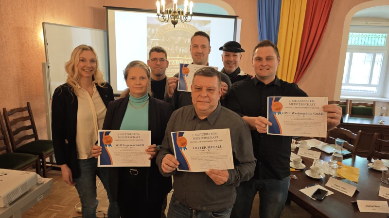 Premiere in Schmölln: Erste Mutzbraten-Meisterschaft startet 2026 | Gruppenfoto aller Sponsoren, gemeinsam mit Wirtschaftsförderin Julia Waldmann (1. v.l.), Bürgermeister Sven Schrade (3. V.l.) sowie „Mutzbraten-Mann“ Andre Schakaleski (2. v.r.)