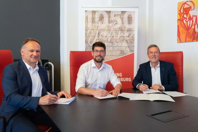 VR‑Bank sponsert „TschuTschu‑Bahn“ beim Altenburger Spielfestival | Sie unterzeichneten die Vereinbarung: Raik Romisch (links) und Holger Schmidt für die VR-Bank sowie Altenburgs Oberbürgermeister André Neumann (Bildmitte).