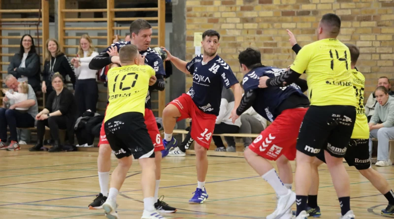 Gastgeber bringt sich um den Lohn der Mühen | Der Altenburger Lukas Sosinka (dunkle Trikots) erzielte gegen TSV Eisenberg sechs Tore. Links Thomas Moosdorf, mit der #9 Nick Maßow (rechts)
