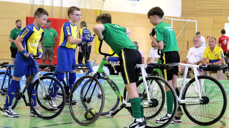 Ostthüringer Radballer gehen in die Sommerpause | Ostthüringer Radballduelle sorgen stets für Spannung in Niederhain als auch in Ehrenberg. Beim Radballwochenende in Langenleuba-Niederhain trafen die U13-DM-Dritten vom SV Blau-Gelb Ehrenberg, Luca Rademann/Mark Kaulin (blau-gelb), auf die späteren Turniersieger und Gastgeber Richard Wachler/Louis Börngen (SV 1949) 