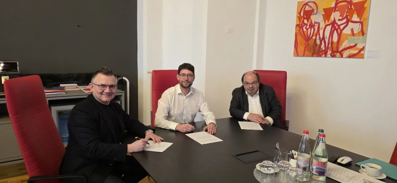 Sanitätshaus Altenburg wird Sponsor der Landesgartenschau 2032 | Geschäftsführer Ingo Friedl (links), Oberbürgermeister André Neumann und Bürgermeister Frank Rosenfeld bei der Vertragsunterzeichnung.