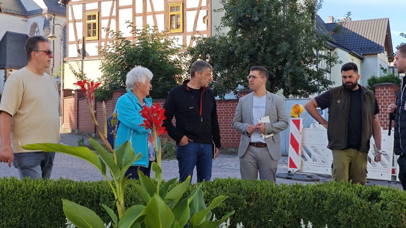 Gemeinsame Begehung zur Verbesserung der Grünflächen in Schmölln | Bürgermeister Sven Schrade, Vertreter des Bauamts und des Bauhofs, Leonard Jähler von der Baumschule Jähler sowie Mitglieder des Heimat- und Verschönerungsvereins Schmölln begutachteten die innerstädtischen Grünflächen.
