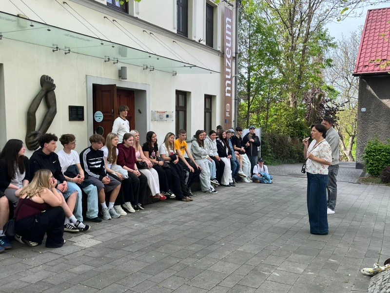 Klassenfahrt nach Polen. Erinnern, verstehen und Haltung zeigen | Die Schülerinnen und Schüler der 9. Klasse in der Gedenkstätte Auschwitz