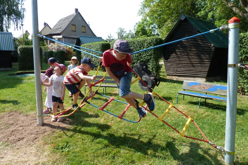 Neue Spielgeräte für die Kita „Kastanienhof“ in Schmölln | Das neue Kletterelement am Seilparcours ist heiß begehrt.