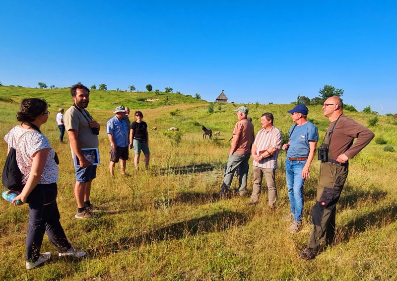 Naturschutzbeirat besucht Areal am Förderturm Löbichau | Die Mitglieder des Naturschutzbeirates nahmen sich für die Begehung des großflächigen Areals viel Zeit.