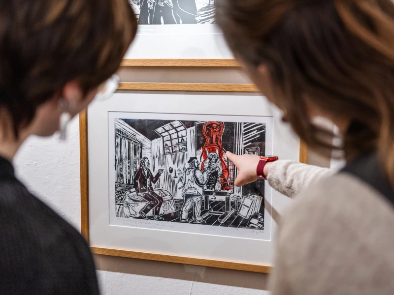 Sterne über Paris – Sergio Birga und die Moderne | Sergio Birga, Der Prozeß III (Bei dem Maler Titorelli), 2015 (Ausstellungsansicht), Lindenau-Museum Altenburg, 2025 © VG Bild-Kunst, Bonn 2025