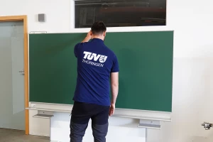 TÜV Thüringen prüft Schultafeln und Whiteboards im Dauertest