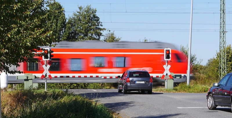 Leichtsinn und Unaufmerksamkeit sind Hauptursachen für Unfälle an Bahnübergängen | 