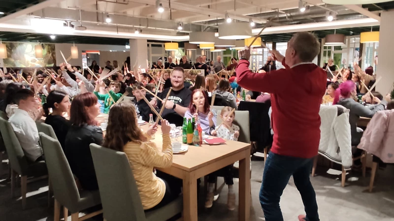 Weihnachtsfeier des Rotary Clubs krönt Sternenaktion mit 202 Geschenken | Moderator Stefan Bräuer entfesselte den Rhythmus der Weihnachtslieder mit Trommelstöcken.