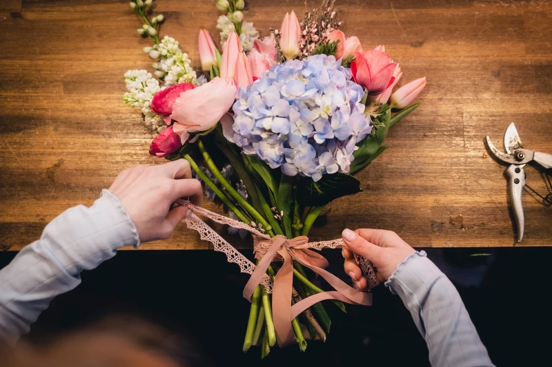 „Kein rosiger Lohn“: Im Altenburger Land arbeiten rund 60 Floristik-Beschäftigte | Bunter Job mit grünem Daumen: Für das kreative Binden vom Blumenstrauß bekommen
Floristinnen im Altenburger Land oft aber nur den gesetzlichen Mindestlohn von 12,41 Euro pro
Stunde – und damit 2,25 Euro weniger als eine Floristin im Westen. Das kritisiert die Floristik-
Gewerkschaft IG BAU.