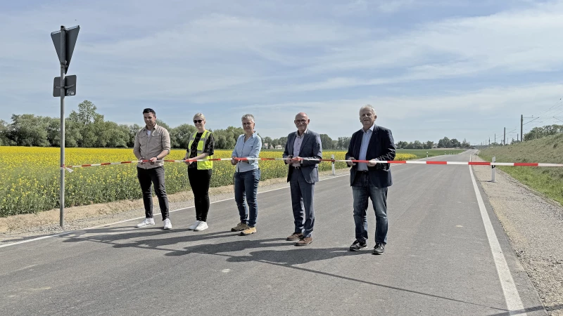 Verkehrsfreigabe der K 224 zwischen Gerstenberg und Trebanz | v.l.n.r. Sebastian Bethke (TiWaS Bau GmbH – Projektleiter), Anastasiia Neumann (SB Straßenbau/Straßenverwaltung), Kati Freudenberg (Deutsche Bahn AG), Landrat Uwe Melzer und Bernd Wenzlau (Fachbereichsleiter Bildung und Infrastruktur).