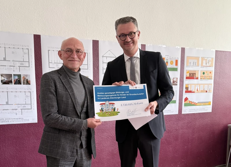 Rund 2,7 Millionen Euro Fördermittel für Grundschulen im Landkreis | Minister Christian Tischner überreicht den Zuwendungsbescheid an Landrat Uwe Melzer.