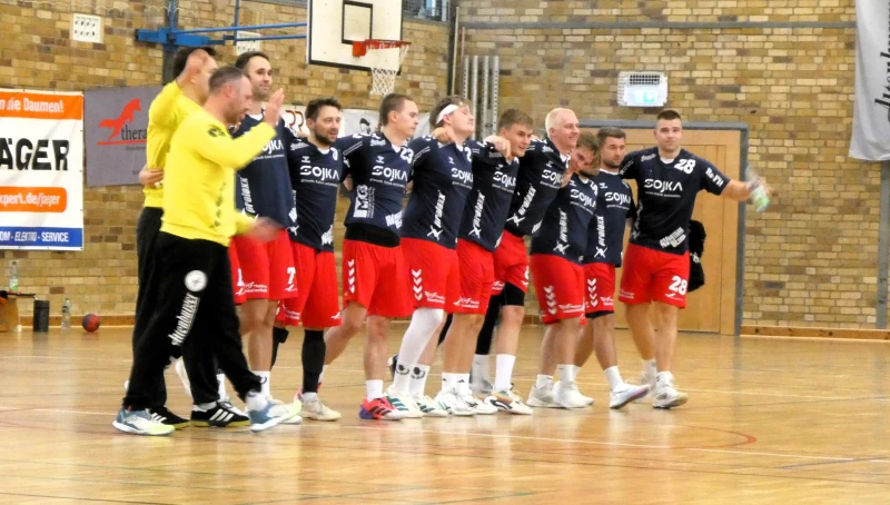 Aufbau-Männer feiern deutlichen Heimsieg gegen HSC Erfurt | Beim Heimspielauftakt stellt sich die Altenburger Mannschaft dem Publikum vor