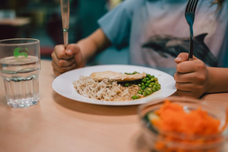 Für 55 Kitas und 36 Schulen im Kreis Altenburger Land kostenloses Mittagessen gefordert | Mittags was Ordentliches auf dem Teller – zum
Nulltarif: Ein kostenloses Mittagessen für Schüler
und Kindergartenkinder im Kreis Altenburger Land fordert die Gewerkschaft Nahrung-Genuss-
Gaststätten (NGG). Die Mahlzeiten sollen gesund
sein und zu fairen Bedingungen auf den Tisch
kommen: „Kein Billig-Essen zum Dumpinglohn“,
so die NGG Thüringen.