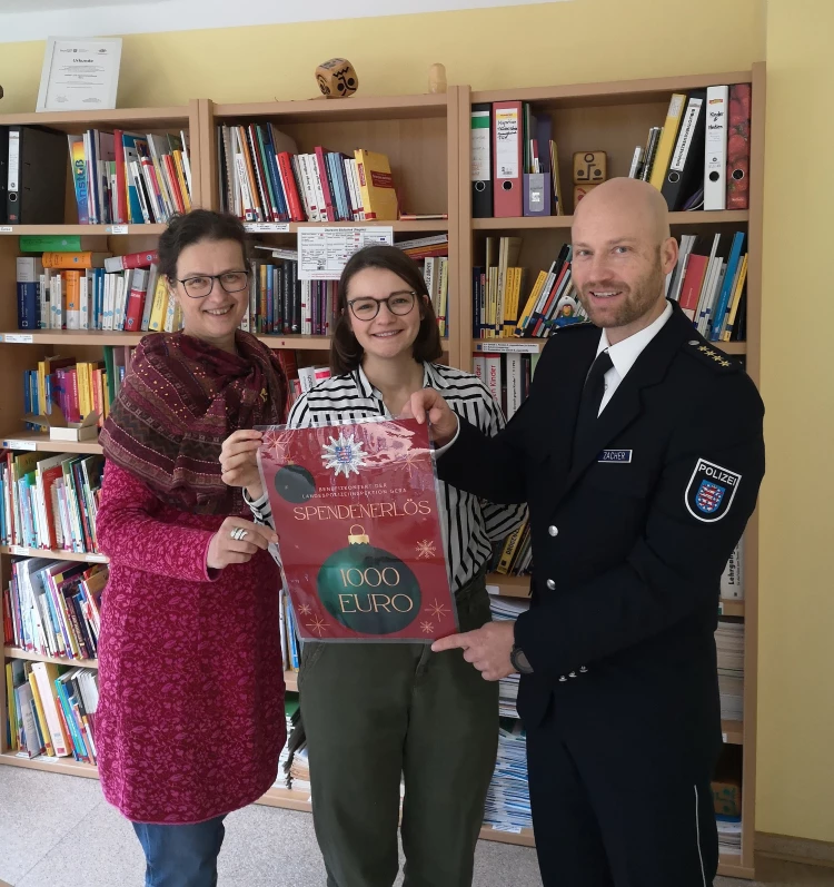 Spendenübergabe mit dem Leiter der Landespolizeiinspektion Gera und den Mitarbeiterinnen des Projektes (Foto: Landespolizeiinspektion Gera)