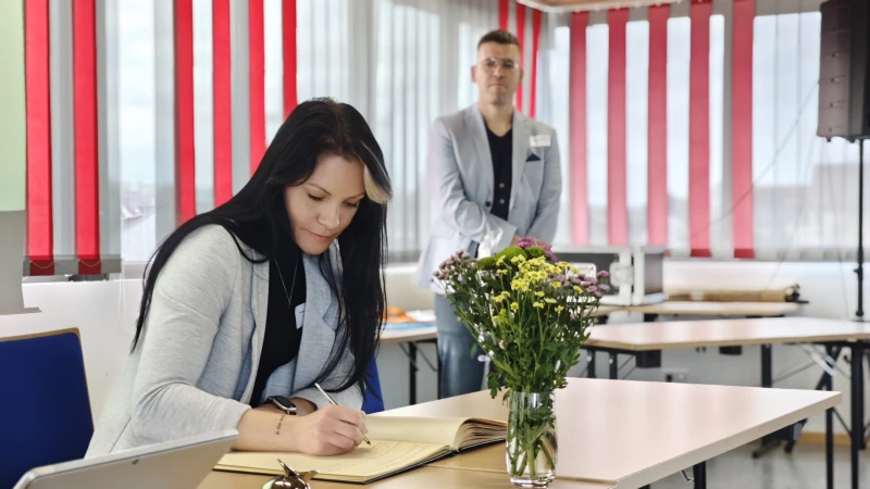 Eintragung von Julia Dietzel ins Goldene Buch der Stadt Schmölln | 