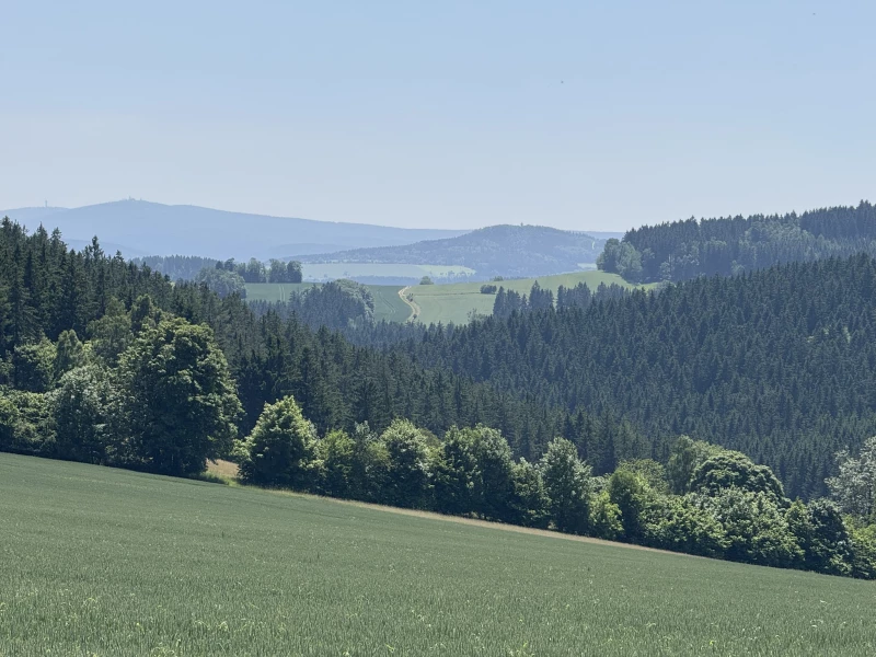 Geführte Wanderung mit dem Deutschen Alpenverein, Sektion Altenburg nach Ehrenfriedersdorf | Blick auf Pöhlberg - Fichtelberg - Klinovec