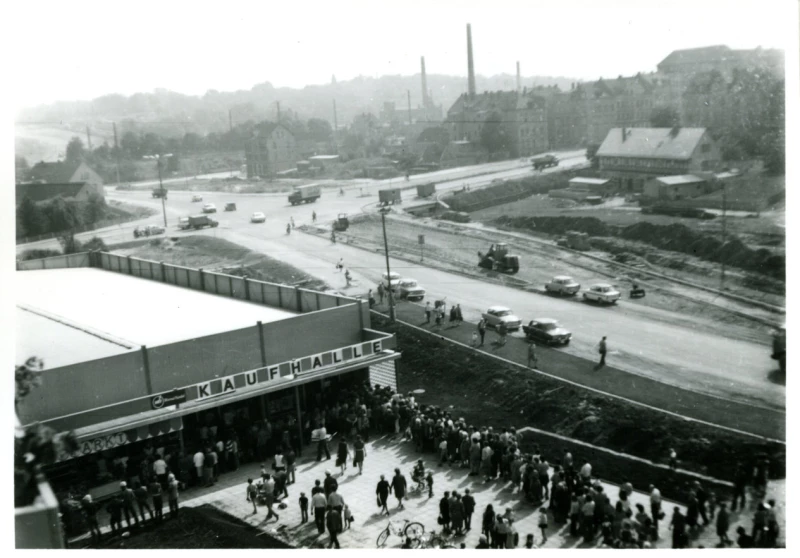 Burg Posterstein beteiligt sich am Fliegenden Salon in Altenburg-Nord | Großer Andrang herrschte 1975 bei der Eröffnung der Kaufhalle in der heutigen Kauerndorfer Allee.