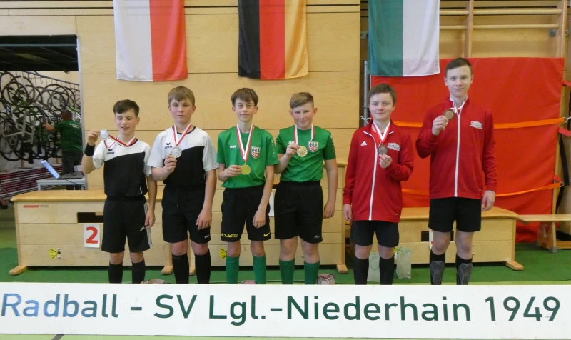 Viertelfinale für Deutsche Radballmeisterschaft Schüler U13 und U15 | Die Niederhainer Richard Wachler/Ben Börngen (grüne Trikots/Mitte von links), RfV Wiedenitz (links) und Ludwigsfelder RC II (rechts) qualifizierten für das U15-Halbfinale zur Deutschen Meisterschaft 