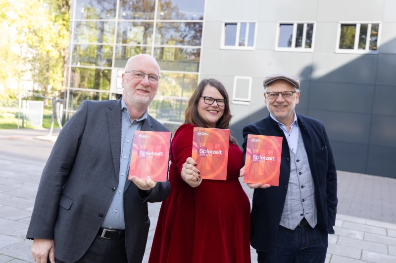 Vorhang auf für Neues – Theater Altenburg Gera stellt Spielzeit 2025/26 vor | v.l.n.r. Kaufmänn. Geschäftsführer Volker Arnold, Chefdramaturgin Dr. Sophie Oldenstein, Generalintendant Kay Kuntze