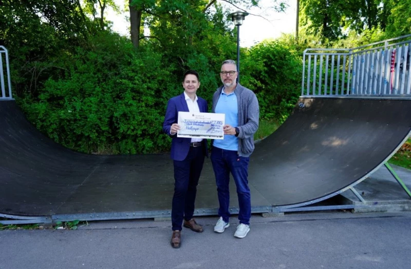Sparkasse unterstützt Reparatur der Halfpipe auf Skaterplatz am Großen Teich | Andreas Hohlfeld (links) überreichte einen symbolischen Scheck über 2700 Euro an Denis Anders.
