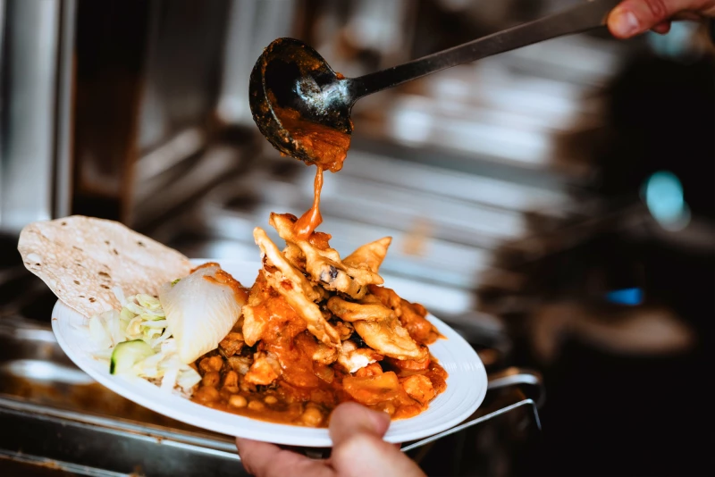 „Büfett-Gier“ in Restaurants: Auch im Kreis Altenburger Land landen Berge von Essen in der Tonne | Ordentlich zulangen: Büfetts bieten die Chance, alles einmal zu probieren. Essen ohne Limit. Doch den Teller vollpacken und dann nicht aufessen, das ist Lebensmittelverschwendung, so die Gastro-Gewerkschaft NGG Thüringen. „Die Wegwerf-Marotte vieler Gäste kostet Geld. Das können Restaurants sinnvoller investieren – nämlich in mehr Personal und bessere Löhne für Köche und Kellnerinnen“, sagt Jens Löbel von der Gastro-Gewerkschaft.