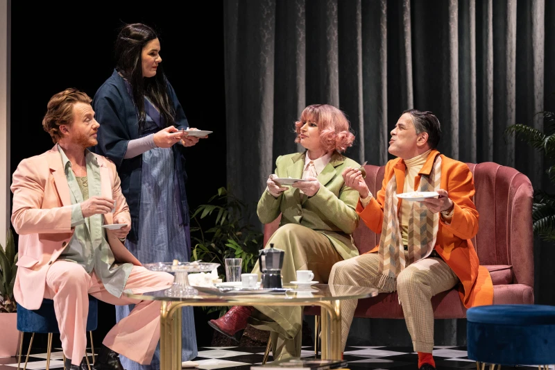 Bühne frei fürs Wochenende – Die Theater-Tipps vom 17. bis 19. April im Theater Altenburg Gera | „Der Gott des Gemetzels“ Thorsten Dara als Michel, Ines Buchmann als Véronique; , Marie-Luis Kießling als Anette und Manuel Struffolino als Alain