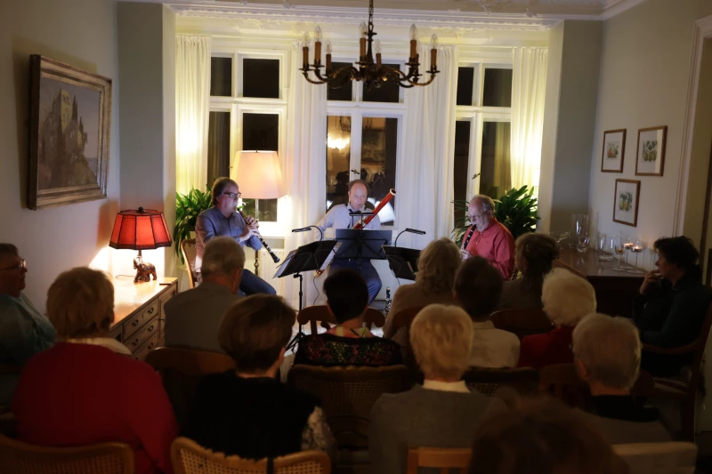 Musik ganz nah: „Musik in den Häusern“ geht in die vierte Runde | „Musik in den Häusern“ 2024 | v.l.n.r Oboist Albrecht Pinquart, Fagottist Roland Schulenburg, Klarinettist Hendrik Schnöke