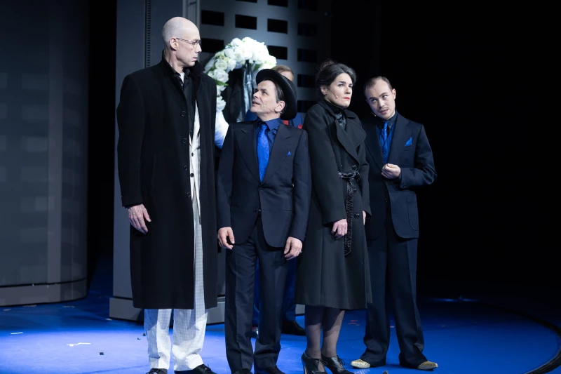 Theatertipps vom 13. bis 15. Juni in Altenburg und Gera | „Der aufhaltsame Aufstieg des Arturo Ui“ v.l.n.r. vom Schauspielensemble Thomas C. Zinke, Manuel Struffolino, Ines Buchmann Valentina Fortuzzi